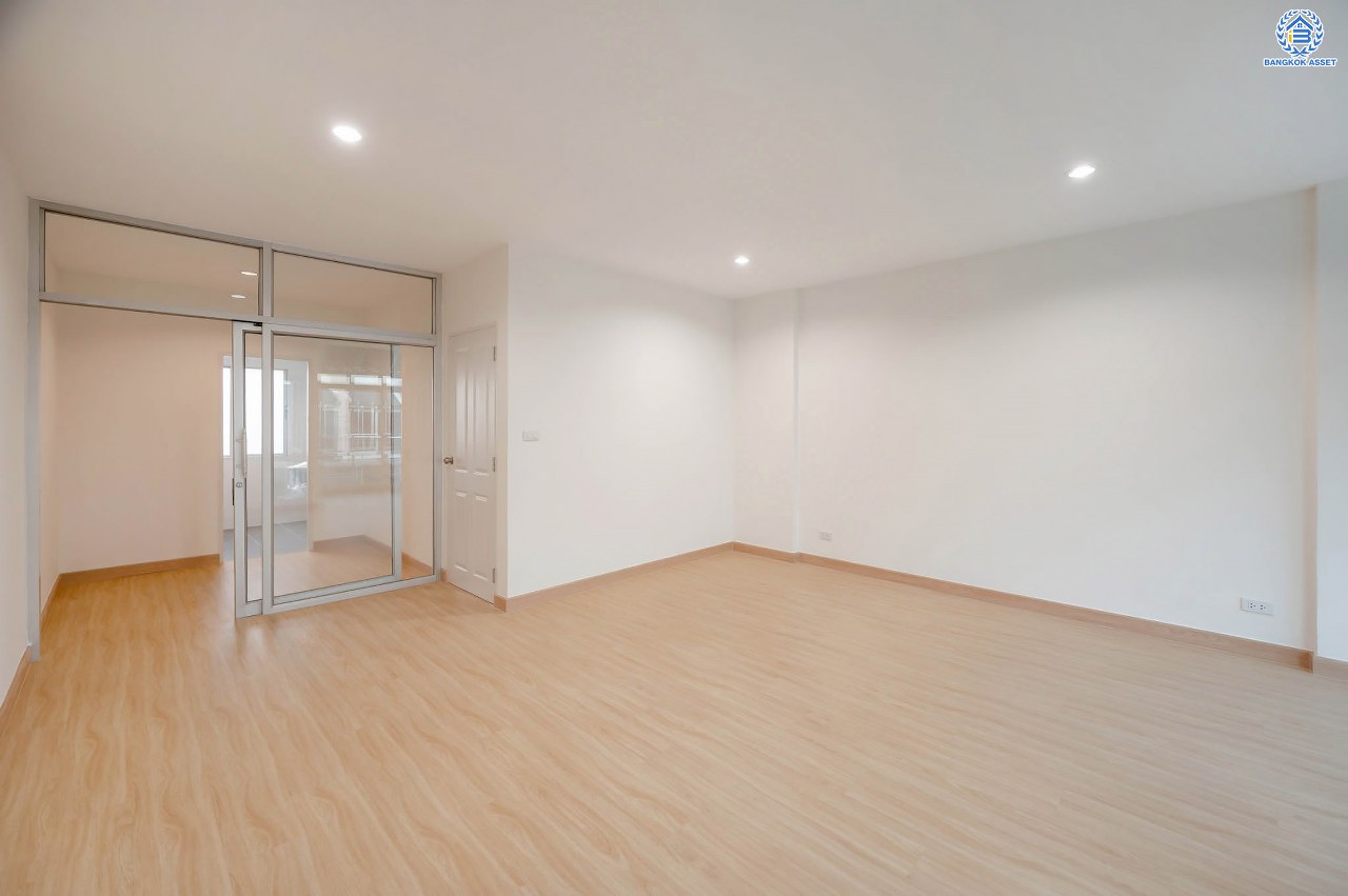 บ้านมือสองตกแต่งใหม่ โครงการ วิสต้าปาร์ค แจ้งวัฒนะ ทาวน์โฮม 3 ชั้น จากแบรนด์ SC Asset บนเนื้อที่ 22.9 ตร.ว. ฟังก์ชัน 3 ห้องนอน 3 ห้องน้ำ จอดรถได้ 2 คัน บนทำเลโซนเมือง บนทำเลคุณภาพ ติดถนนเลี่ยงเมืองปากเกร็ด ใกล้เซ็นทรัล แจ้งวัฒนะ, เมืองทองธานี, จุดขึ้นทางด่วน "แจ้งวัฒนะ" และรถไฟฟ้าสายสีชมพู "สถานีสามัคคี"